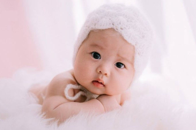 nằm mơ thấy em bé gái