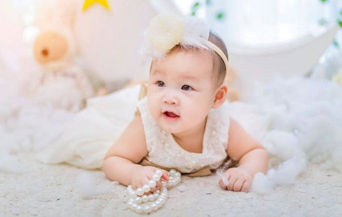 nằm mơ thấy em bé gái